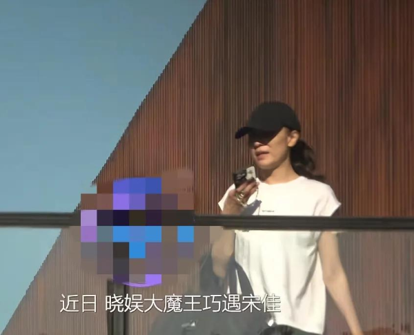 优选策略 宋佳带妈妈参观工作室，母女俩眉眼神似，走路姿势一模一样好温馨